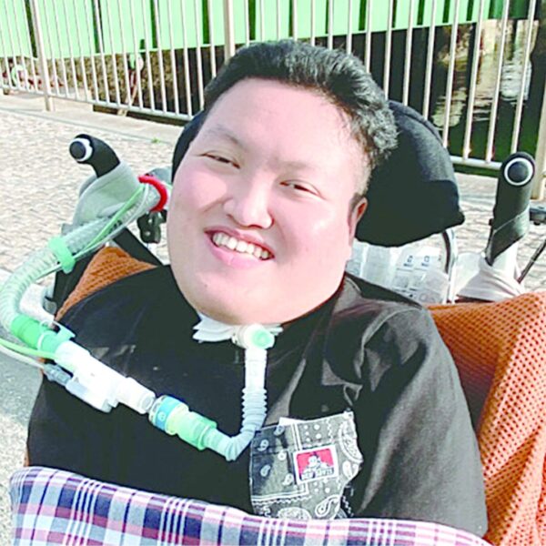 朝日中高生新聞に、画家 六鹿 香と田中 潤也のインタビュー記事が掲載されました